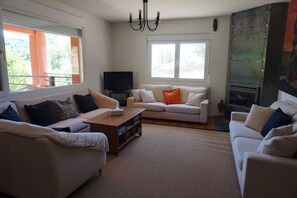 TV, fireplace - sierra avellaneda avila house (Avellaneda)