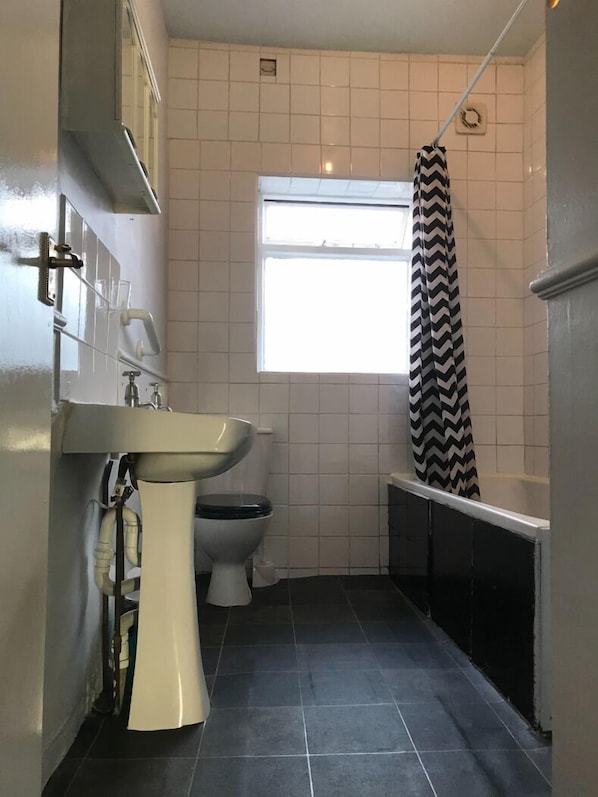 Combined shower/bathtub, hair dryer, towels, soap - 2-bedroom Apartment, Newcastle (Newcastle upon Tyne)