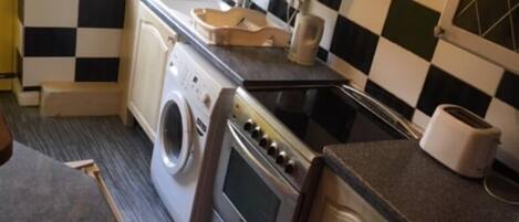 Kylskåp, mikrovågsugn, ugn och spishäll