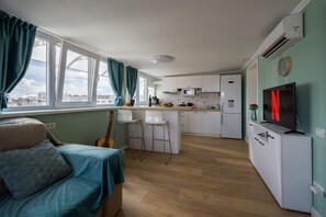 Réfrigérateur, micro-ondes, four, plaque de cuisson