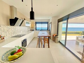 Een koelkast, een magnetron, een kookplaat, een vaatwasser