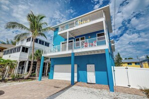 Exterior - Sea Site Retreat Unit A! Great amenities nearby! Short walk to the beach! (Bradenton Beach)