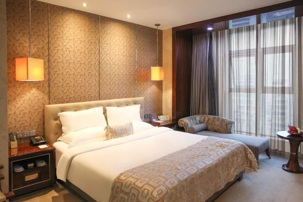 Minibar, desk, blackout curtains, free WiFi