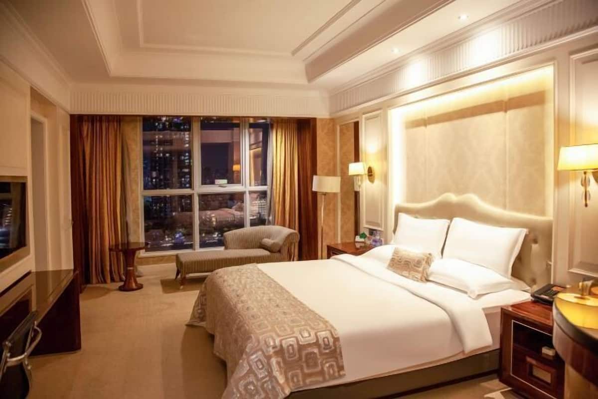 Minibar, desk, blackout curtains, free WiFi
