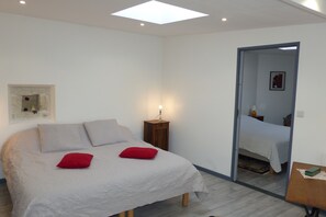 2 bedrooms, iron/ironing board, travel cot, free WiFi