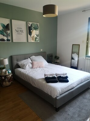 4 bedrooms, desk, iron/ironing board, travel crib - VILLA 8 PERSONS WITH SWIMMING POOL 15 min from LYON (Saint-Symphorien-d'Ozon)