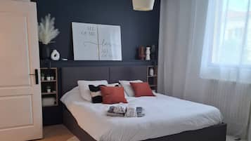 4 bedrooms, desk, iron/ironing board, travel crib