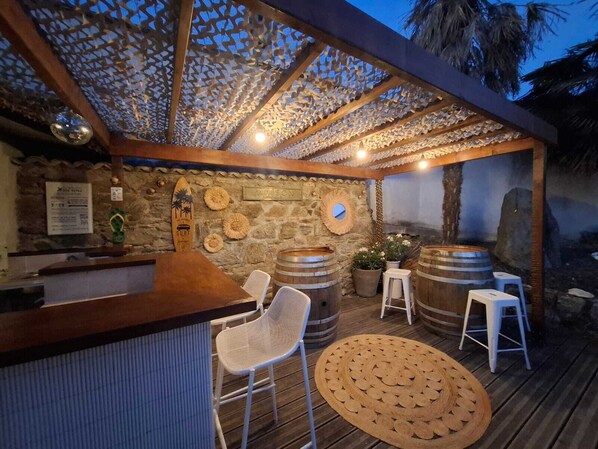 Outdoor dining - VILLA 8 PERSONS WITH SWIMMING POOL 15 min from LYON (Saint-Symphorien-d'Ozon)