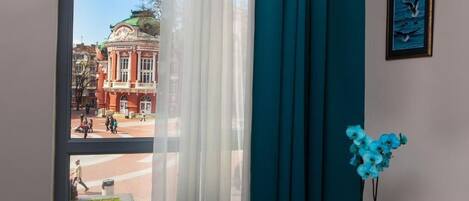 Een bureau, een laptopwerkplek, verduisterende gordijnen