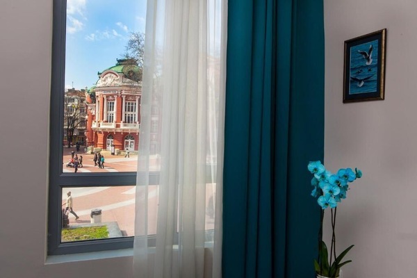 Bàn, khu vực làm việc phù hợp cho laptop, màn/rèm cản sáng