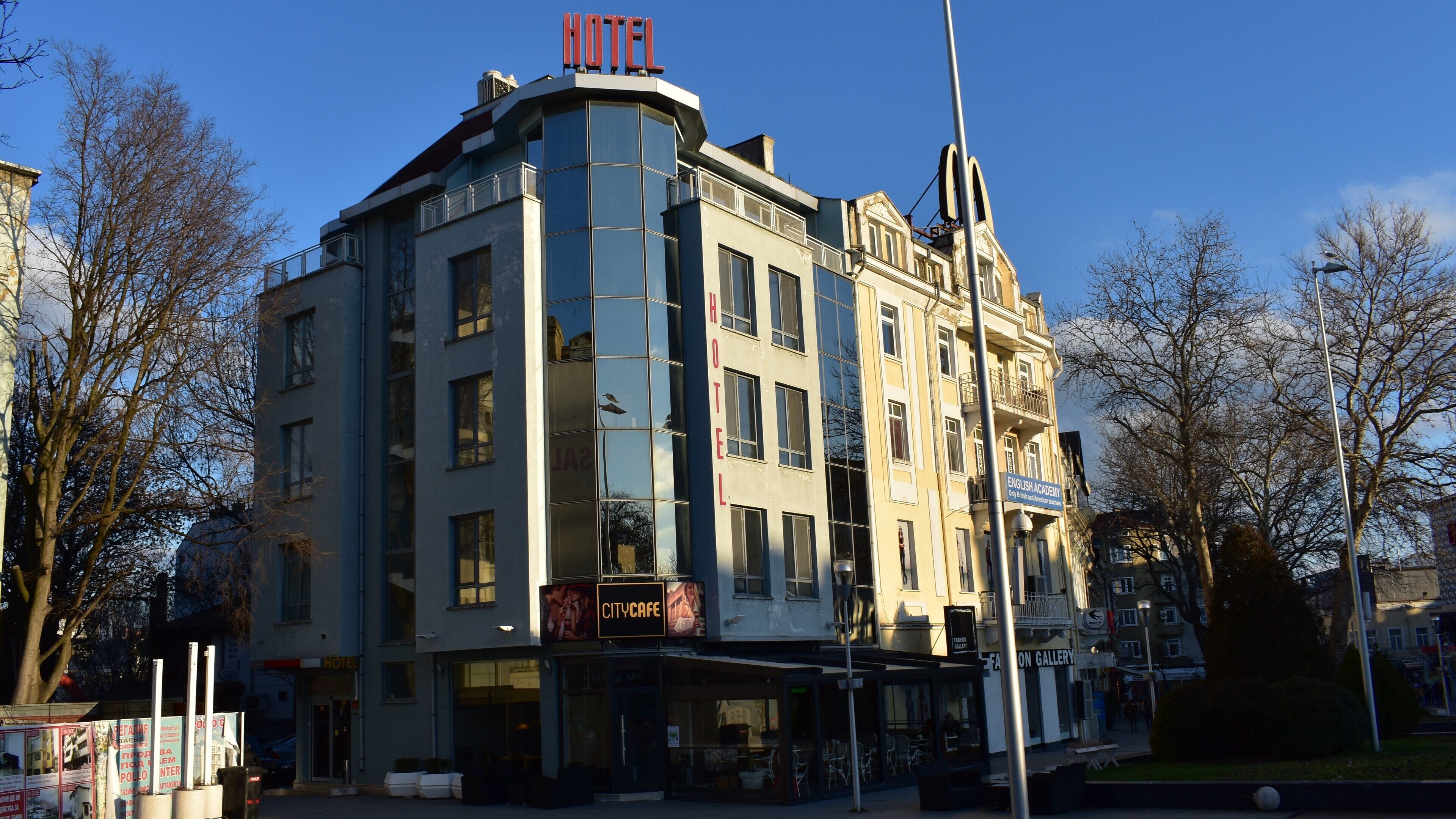 施設の正面 (日没後)