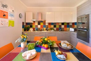 Großer Kühlschrank, Mikrowelle, Ofen, Herdplatte