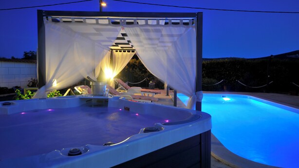 A hot tub with a canopy and a pool. - Holiday Home near Trogir (Kastela)