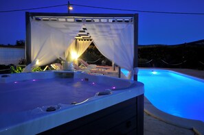 Outdoor pool, pool umbrellas, sun loungers - Holiday Home near Trogir (Kastela)