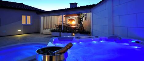 Een buitenzwembad, parasols bij het zwembad en ligstoelen