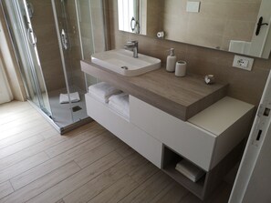 Dusche, Haartrockner, Bidet, Handtücher