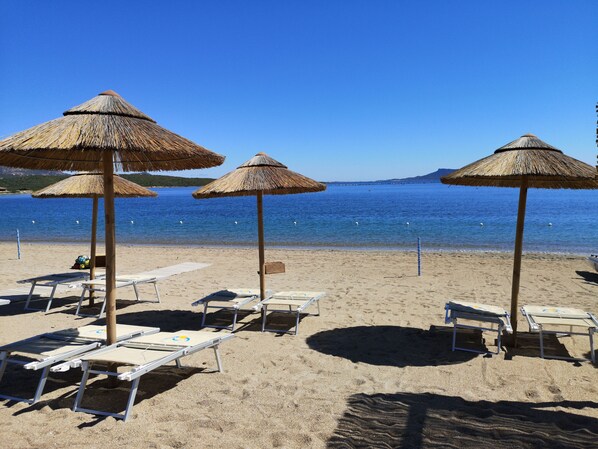Una spiaggia nelle vicinanze