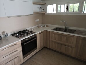Frigorifero, forno, piano cottura, lavastoviglie