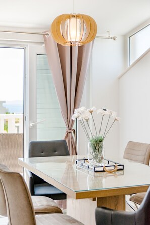 Appartement, vue mer | Coin séjour | Télévision LCD