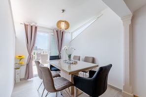Apartment, Sea View | In-room dining