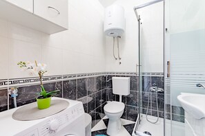 Departamento, vista al mar | Baño | Secadora de cabello, toallas, jabón, shampoo 
