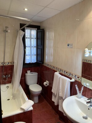 Twin Room, Private Bathroom | Bathroom - Posada El Tocinero (Camargo)
