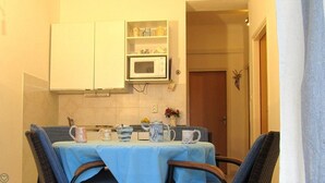 Dining - Apartment for two persons with sea view in Trogir near the beach (Trogir)