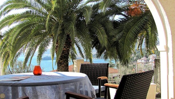 Outdoor dining - Apartment for two persons with sea view in Trogir near the beach (Trogir)