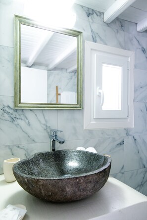Deluxe Double Room (Afroditi) | Bathroom