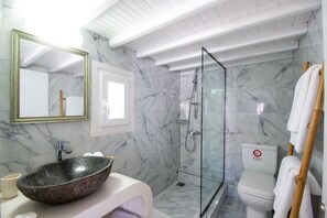 Habitación Deluxe doble (Afroditi) | Baño | Secador de pelo, zapatillas y toallas