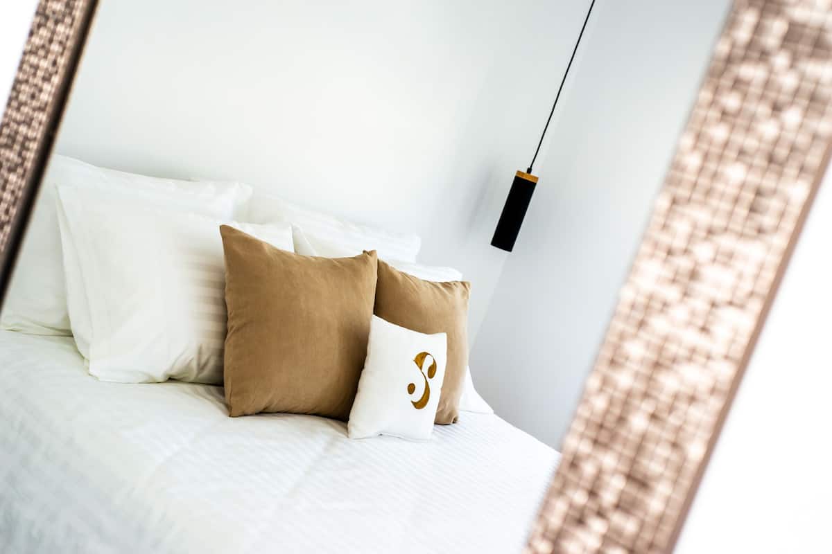 In-room safe, soundproofing, iron/ironing board, free WiFi