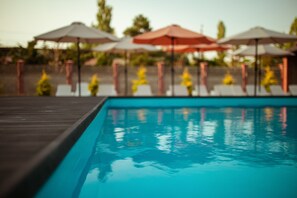 Una piscina al aire libre de temporada