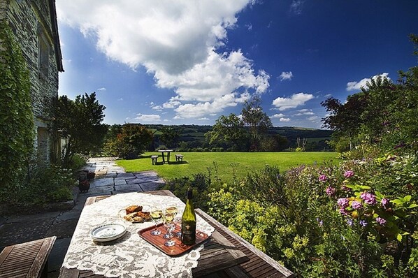 Outdoor dining - Grade 1 listed Medieval Hall House near the Devon and Cornwall border (Leat)
