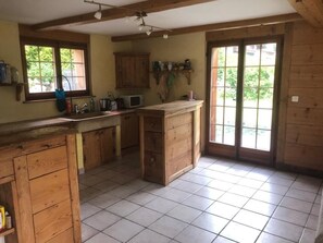 Fridge, microwave, oven, stovetop - Spacious Wooden Chalet near Verbier with Jacuzzi! (Vollèges)