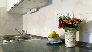 Private kitchen - Apartment for two persons with sea view in Trogir near the beach (Trogir)