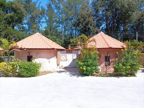 Casa na árvore executiva | Individualmente decorados, individualmente mobiliados, escrivaninha