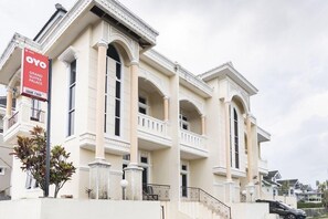 Exterior - OYO 2950 Grand Suites Palace (Cipanas)