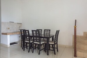 Dining - OYO 2950 Grand Suites Palace (Cipanas)