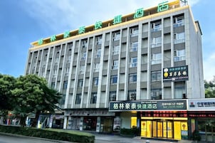 Un hotel de varios pisos con un letrero llamativo en la parte superior.