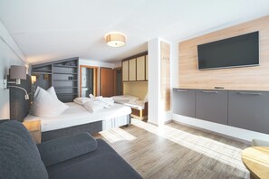 Firemannsrom, balkong | Safe på rommet, blendingsgardiner og wi-fi (inkludert)