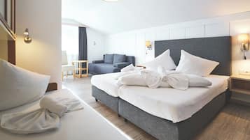 Vierbettzimmer, Balkon | Zimmersafe, Verdunkelungsvorhänge, kostenloses WLAN