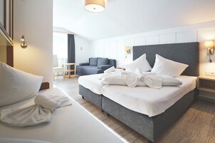 Habitación cuádruple, balcón | Caja fuerte, cortinas opacas, wifi gratis