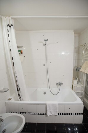 Appartement, 2 chambres | Salle de bain | Ensemble baignoire-douche, bidet, serviettes fournies