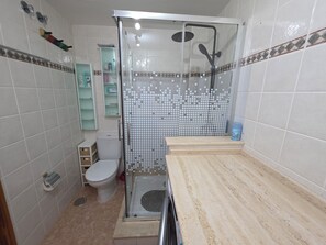 Ensemble baignoire-douche, serviettes fournies