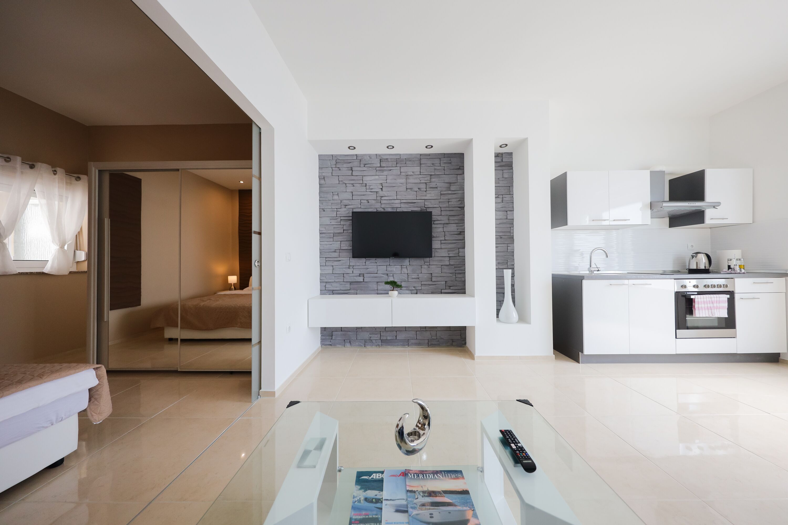 Fridge, oven, stovetop, electric kettle