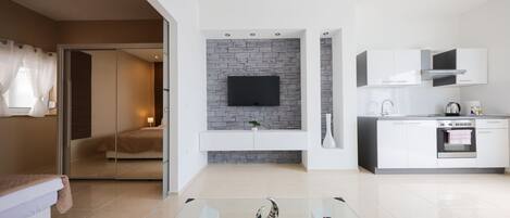 Fridge, oven, stovetop, electric kettle