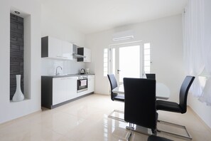 Réfrigérateur, four, plaque de cuisson, bouilloire électrique