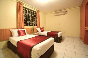 Espacio para trabajar con laptop y tabla de planchar con plancha 