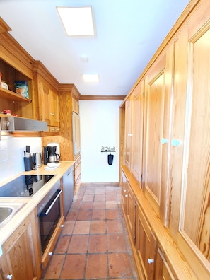 Kühlschrank, Mikrowelle, Herdplatte, Geschirrspüler