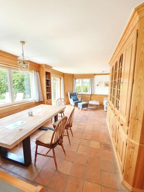 Kühlschrank, Mikrowelle, Herdplatte, Geschirrspüler